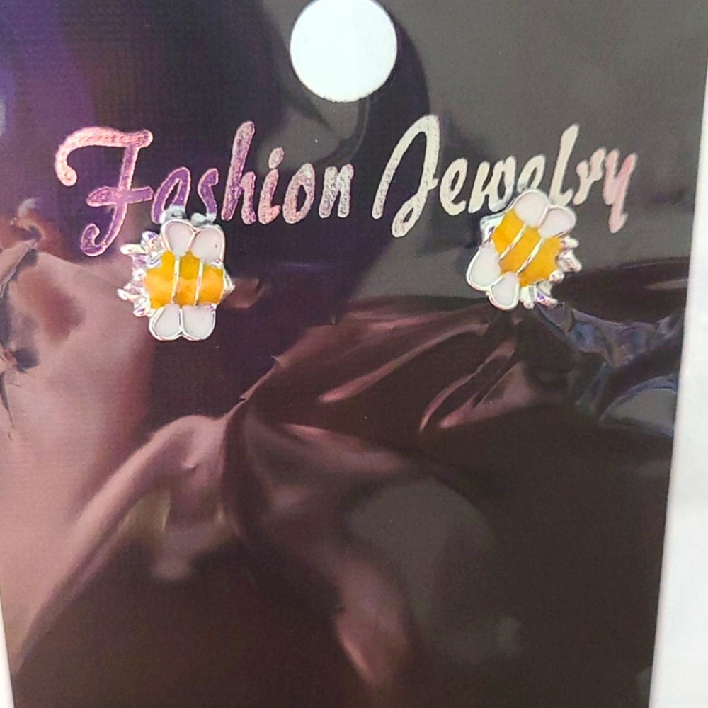 - Bee Earrings Stud